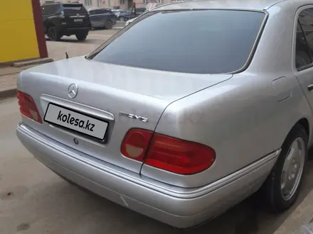 Mercedes-Benz E 320 1997 года за 4 200 000 тг. в Атырау – фото 3