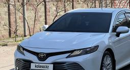 Toyota Camry 2018 года за 13 200 000 тг. в Алматы – фото 2
