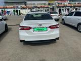 Toyota Camry 2018 года за 14 000 000 тг. в Атырау – фото 3