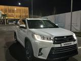 Toyota Highlander 2017 года за 18 000 000 тг. в Актобе – фото 2