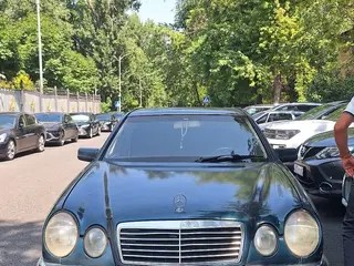 Mercedes-Benz E 320