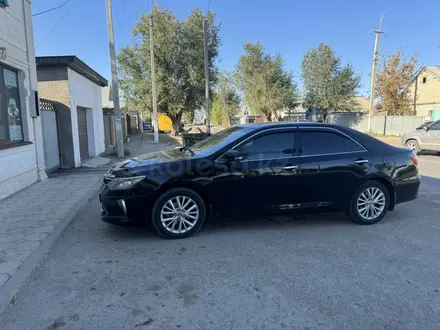 Toyota Camry 2015 года за 11 900 000 тг. в Актобе – фото 4