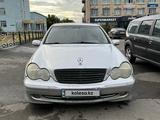 Mercedes-Benz C 200 2001 года за 2 700 000 тг. в Астана – фото 2