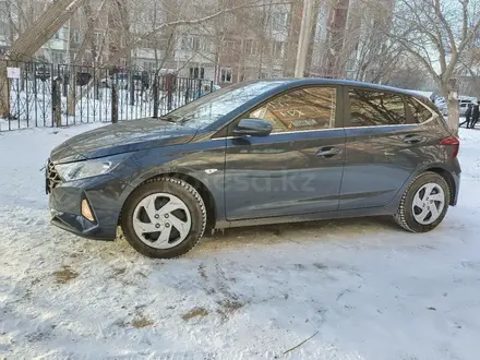 Hyundai i20 2023 года за 7 300 000 тг. в Караганда – фото 3