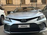 Toyota Camry 2021 года за 9 900 000 тг. в Актау