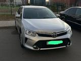 Toyota Camry 2018 года за 13 800 000 тг. в Астана – фото 2