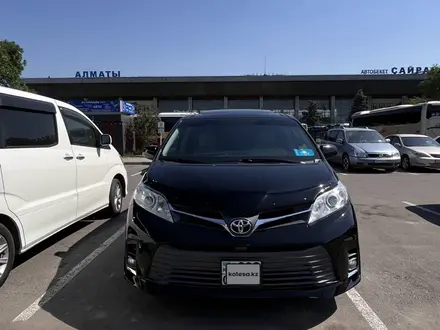 Toyota Sienna 2017 года за 14 650 000 тг. в Алматы