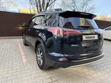 Toyota RAV4 2018 года за 11 000 000 тг. в Актобе – фото 4
