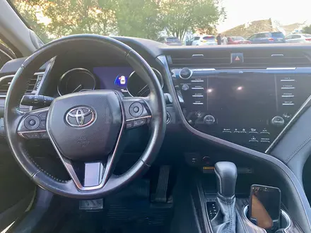 Toyota Camry 2018 года за 13 900 000 тг. в Актобе – фото 2