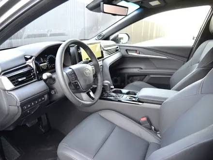 Toyota Camry Luxe eCVT 2026 года за 24 190 000 тг. в Шымкент – фото 12