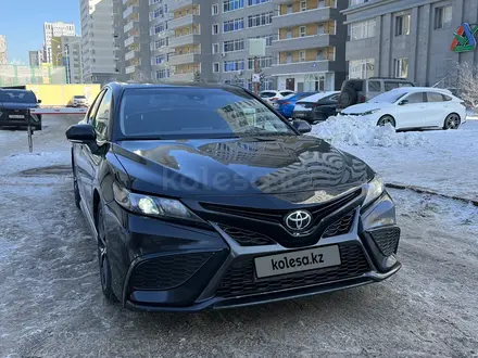 Toyota Camry 2021 года за 14 090 000 тг. в Астана