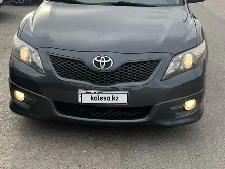 Toyota Camry 2011 года за 5 300 000 тг. в Актобе – фото 2