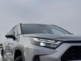 Toyota RAV4 2022 года за 15 000 000 тг. в Кульсары – фото 3