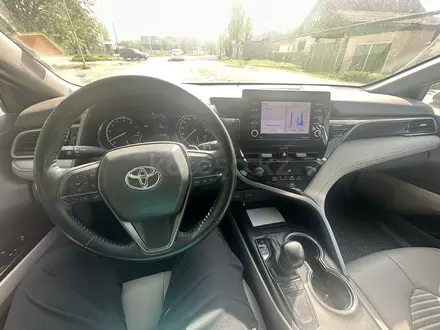 Toyota Camry 2021 года за 13 300 000 тг. в Алматы – фото 9