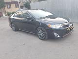 Toyota Camry 2013 года за 8 000 000 тг. в Уральск – фото 2