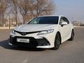 Toyota Camry 2021 года за 23 300 000 тг. в Шымкент