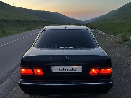 Mercedes-Benz E 220 2002 года за 2 800 000 тг. в Алматы – фото 2