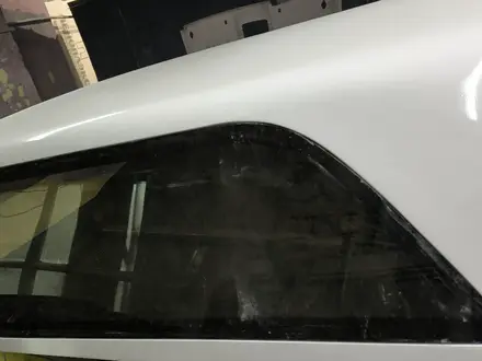 Кунг багажник на Toyota Hilux с 2016 по 22 г цвет белый со стеклами за 560 000 тг. в Алматы – фото 2