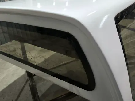 Кунг багажник на Toyota Hilux с 2016 по 22 г цвет белый со стеклами за 560 000 тг. в Алматы – фото 4
