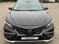 Toyota Camry 2023 года за 17 500 000 тг. в Уральск