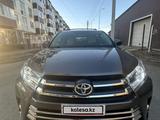 Toyota Highlander 2014 годаfor12 000 000 тг. в Атырау