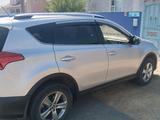 Toyota RAV4 2015 года за 10 200 000 тг. в Актобе – фото 3