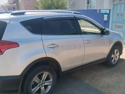 Toyota RAV4 2015 года за 10 200 000 тг. в Актобе – фото 3