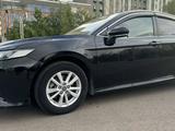 Toyota Camry 2020 года за 11 600 000 тг. в Караганда – фото 2