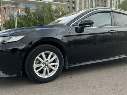 Toyota Camry 2020 года за 11 600 000 тг. в Караганда – фото 2