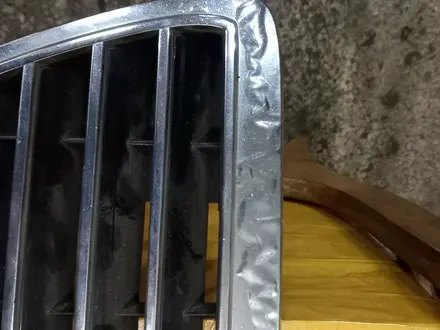 Решетка радиатора мерседес Е 210 рестайлинг за 20 000 тг. в Караганда – фото 2