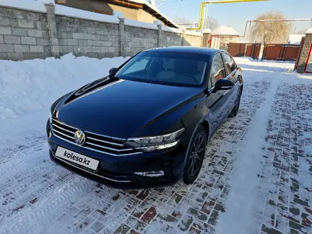 Volkswagen Passat 2020 года за 12 800 000 тг. в Алматы