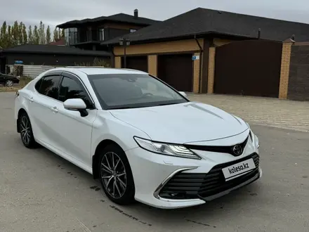 Toyota Camry 2021 года за 15 800 000 тг. в Актобе – фото 2