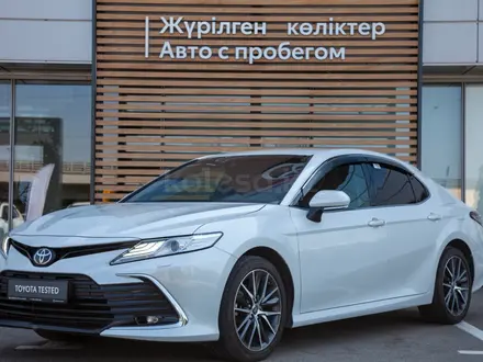 Toyota Camry Luxe 2023 года за 16 990 000 тг. в Алматы