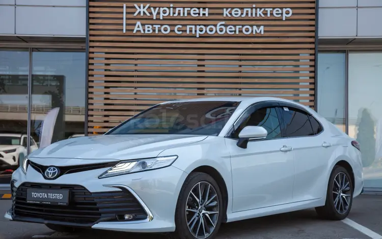 Toyota Camry Luxe 2023 года за 16 990 000 тг. в Алматы
