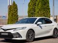 Toyota Camry Luxe 2023 года за 16 990 000 тг. в Алматы – фото 2