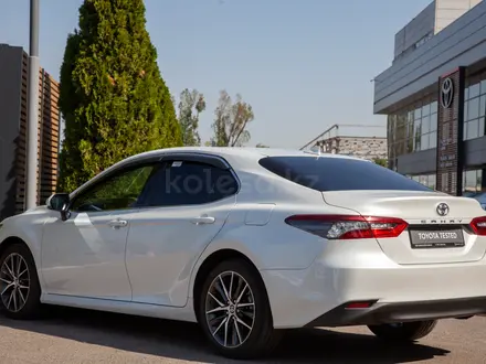 Toyota Camry Luxe 2023 года за 16 990 000 тг. в Алматы – фото 3