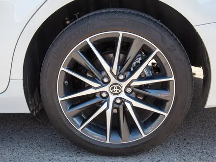 Toyota Camry Luxe 2023 года за 16 990 000 тг. в Алматы – фото 22
