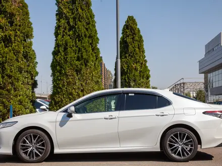 Toyota Camry Luxe 2023 года за 16 990 000 тг. в Алматы – фото 4