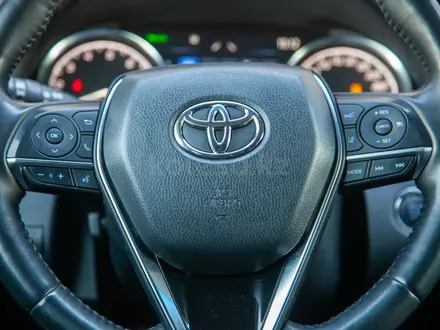 Toyota Camry Luxe 2023 года за 16 990 000 тг. в Алматы – фото 17