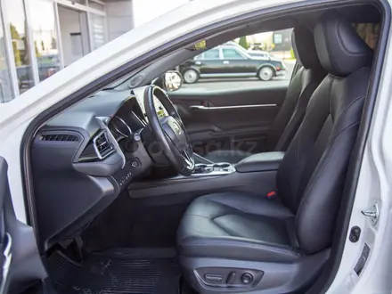 Toyota Camry Luxe 2023 года за 16 990 000 тг. в Алматы – фото 10