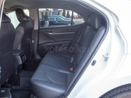 Toyota Camry Luxe 2023 года за 16 990 000 тг. в Алматы – фото 11