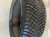 275/40/22 перед 315/35/22. Michelin X ice north 4. Шипованные шины за 2 400 000 тг. в Астана