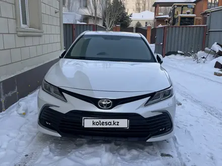 Toyota Camry 2021 года за 15 300 000 тг. в Астана