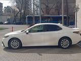 Toyota Camry 2022 года за 15 500 000 тг. в Астана – фото 2