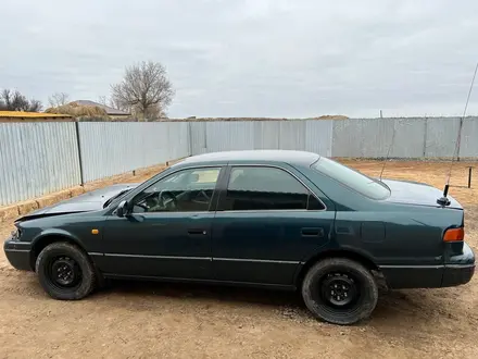 Toyota Camry 1997 года за 2 000 000 тг. в Атырау – фото 4