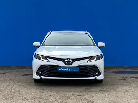 Toyota Camry 2019 года за 11 830 000 тг. в Алматы – фото 2