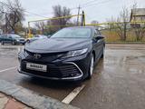 Toyota Camry 2023 года за 17 300 000 тг. в Алматы – фото 2