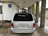 Kia Carnival 2002 года за 2 200 000 тг. в Шымкент – фото 3
