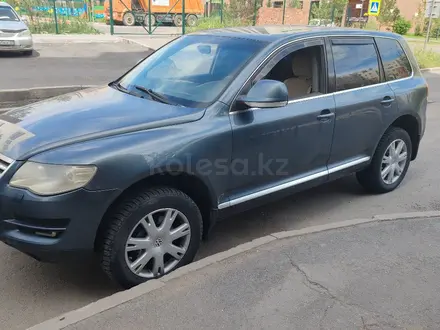 Volkswagen Touareg 2007 года за 5 500 000 тг. в Астана – фото 2
