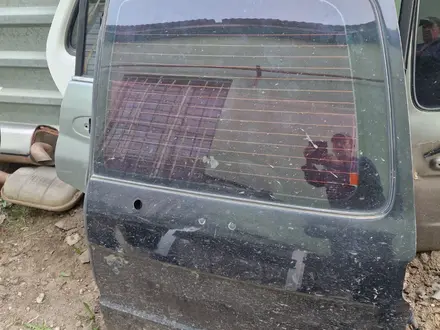 Стёкло левой двери багажника с Toyota Land Cruiser   105 мостовой за 26 000 тг. в Актобе